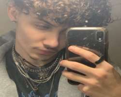 The star also wears earrings and thick chains like many other rappers The star also wears earrings and thick chains like many other rappers.
